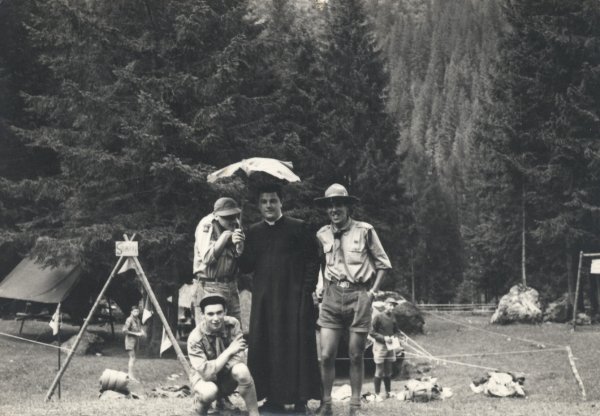 1960_Reparto S.Maria del Rovere, Rocca Pietore. Campo dell'Orsa Minore_ Foto scherzosa, angolo di sq. con ingresso.